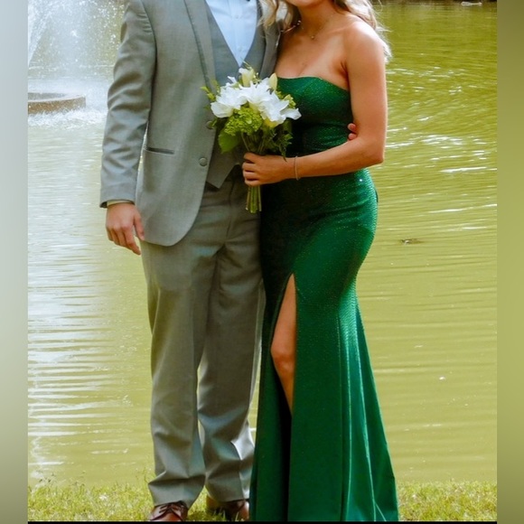 GREEN SHERRI HILL EVENING GOWN (PAGEANT/PROM DRESS) - Picture 1 of 9